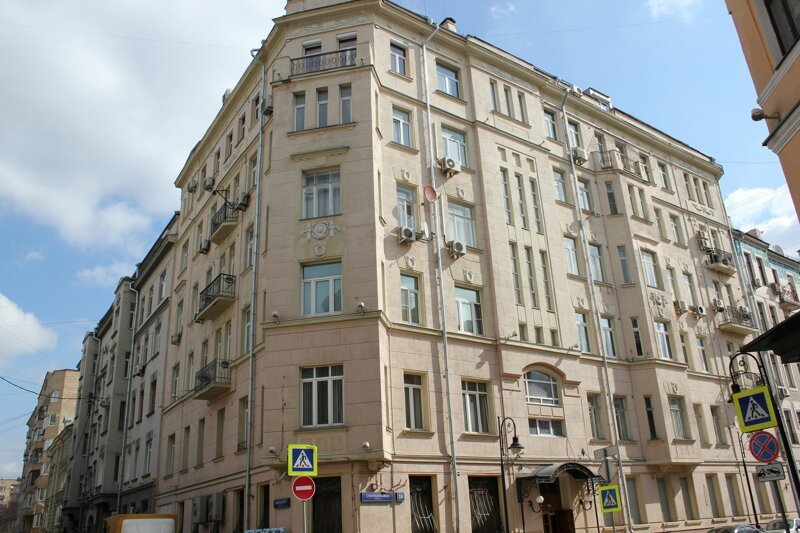 Ещё один бывший доходный дом Рузской. Построен также в 1913-м году по проекту архитектора Домбровского.