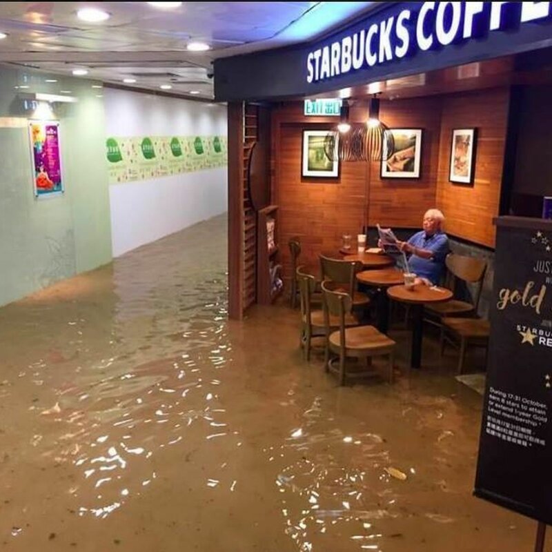 Обыкновенный посетитель сети Старбакс допивает кофе, пока ТЦ подвергается затоплению