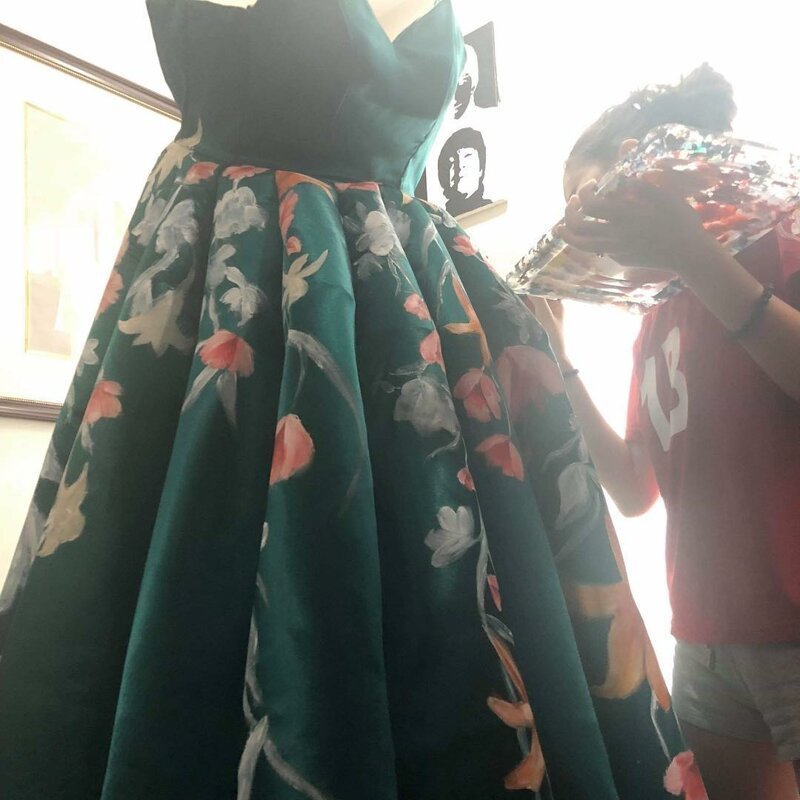 Школьница сшила такое платье, что в нём можно идти к королеве