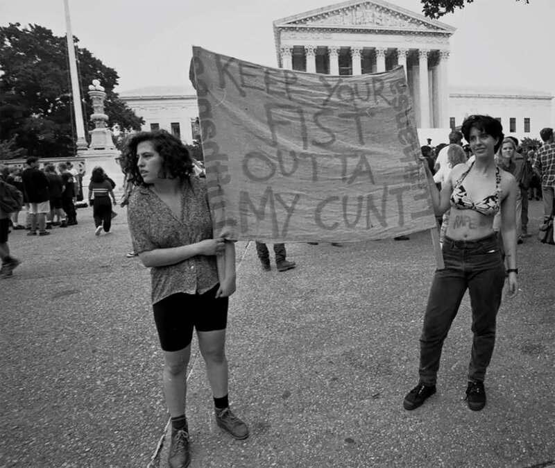 Две протестующие девушки на Марше за женские права. Вашингтон, округ Колумбия, 1992. Фото Пэт Грэм