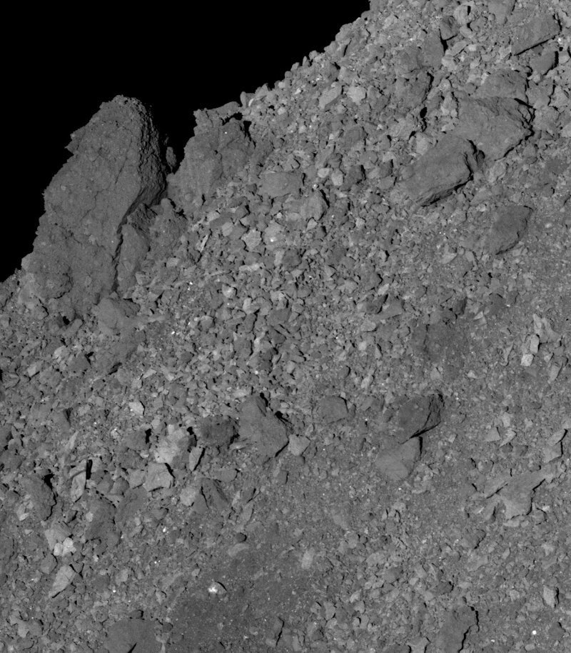 Снимок одного из самых больших валунов в северном полушарии астероида Бенну.