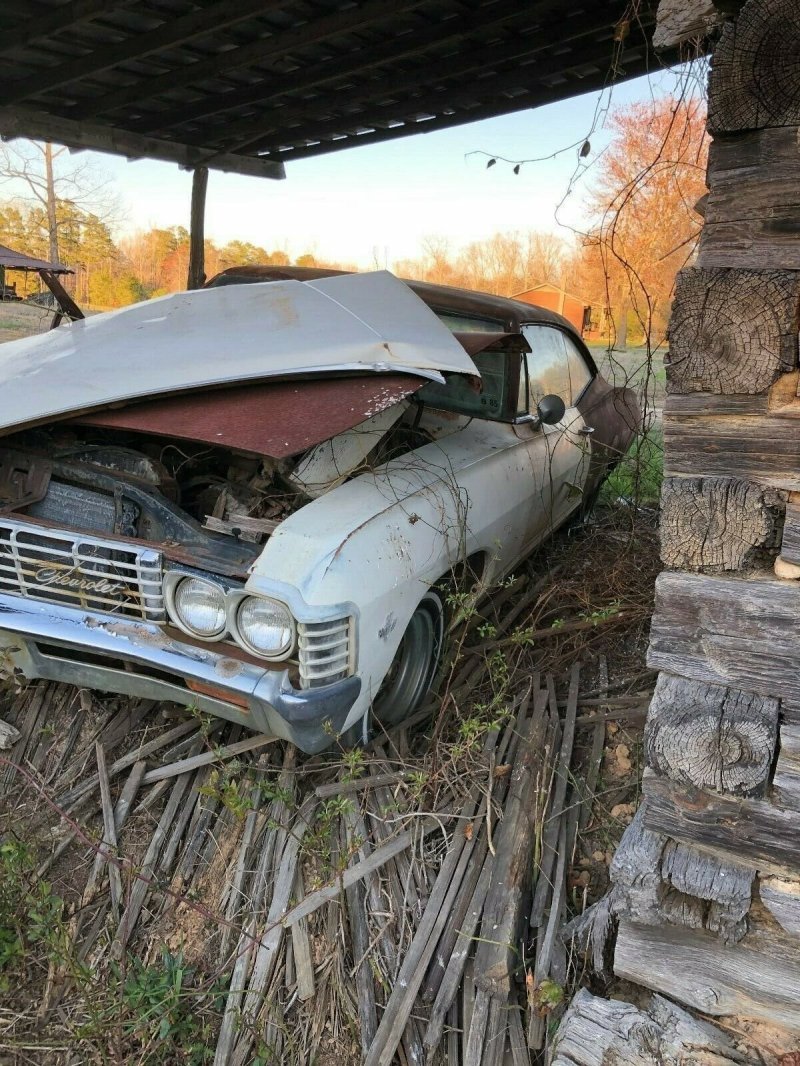 Брошенная Chevrolet Impala простояла 35 лет под навесом в поле