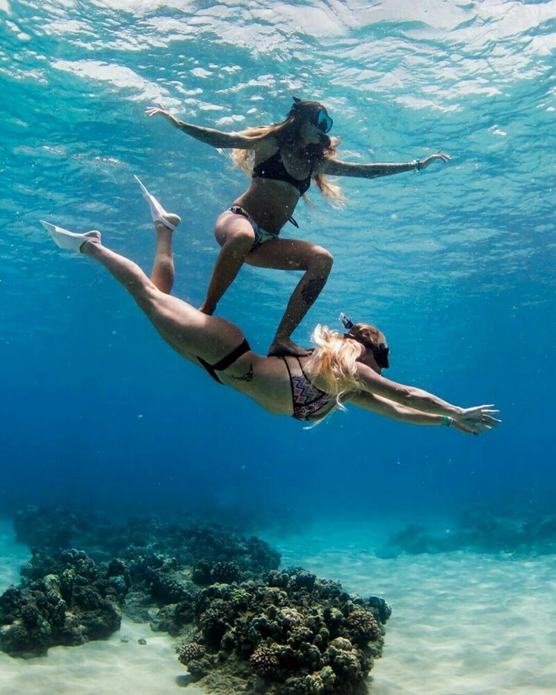 Две девушки в воде