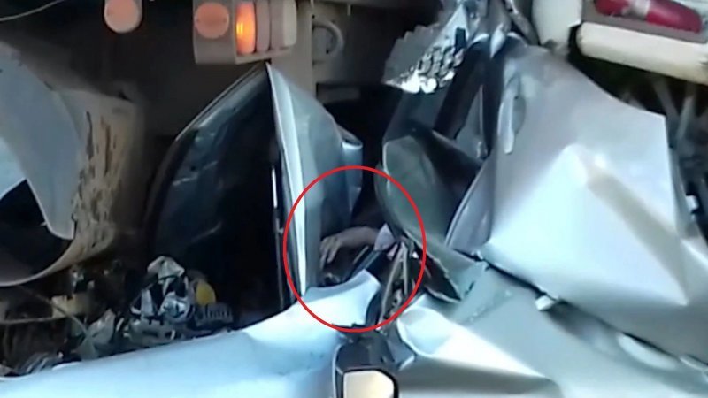 В Бразилии водитель выжил в сплющенном грузовиками автомобиле