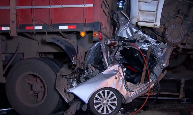 В Бразилии водитель выжил в сплющенном грузовиками автомобиле
