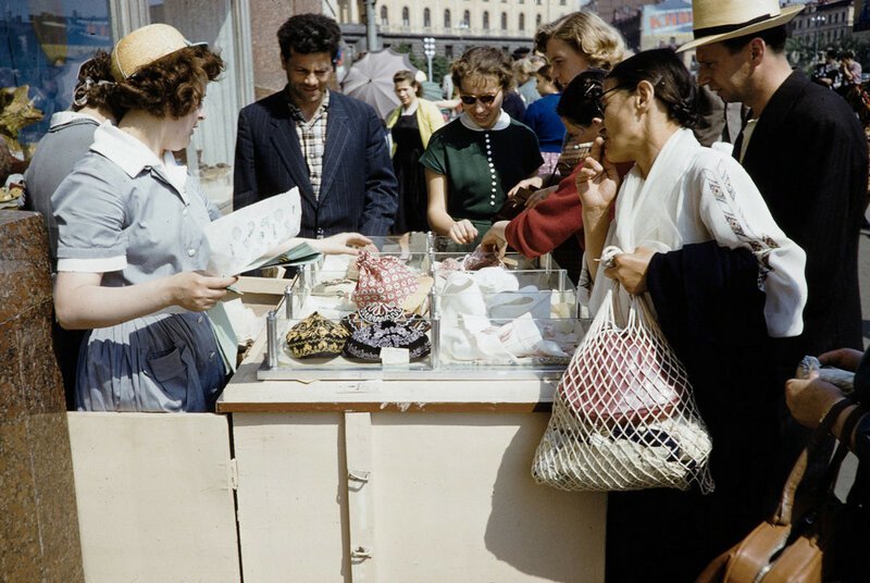 Уличная торговля в советской Москве на цветных фотографиях 1959 года