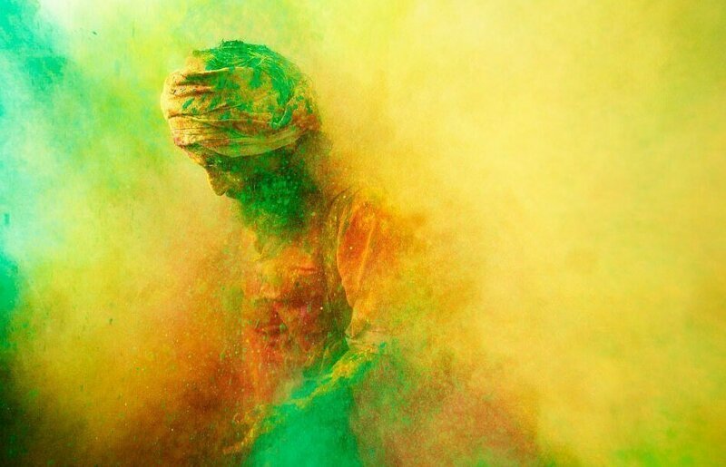 Индийский праздник красок Холи в священном городе Матхра. Автор - Порас Чудхари