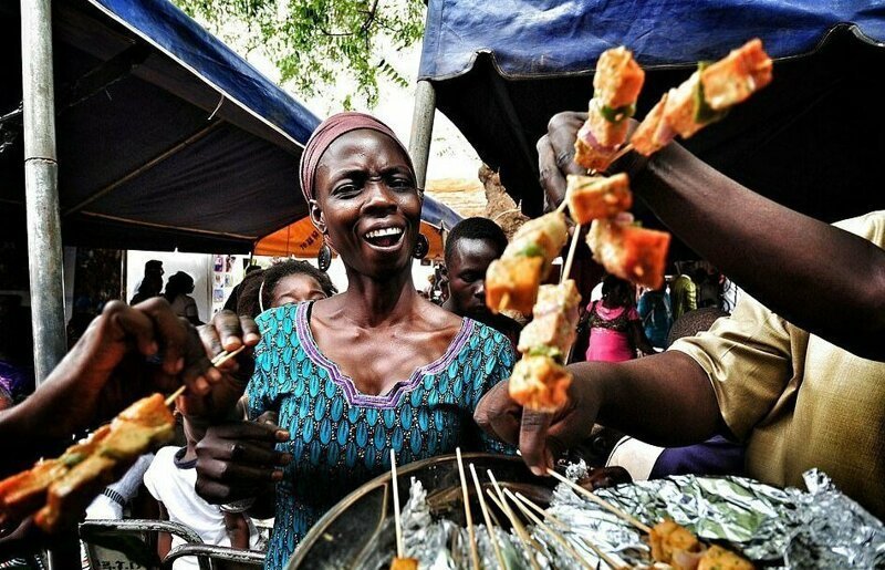 Торговка куриными шашлычками из Буркина-Фасо. Автор - Марина Спиронетти