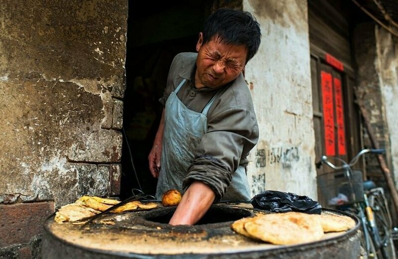 Уличный булочник в провинции Цзяньсу. Автор - Чжу Цзинги