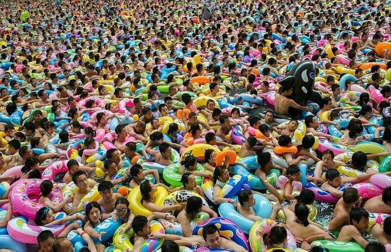 Публичный бассейн в провинции Сэчуань. Автор - Чжу Цзянжун