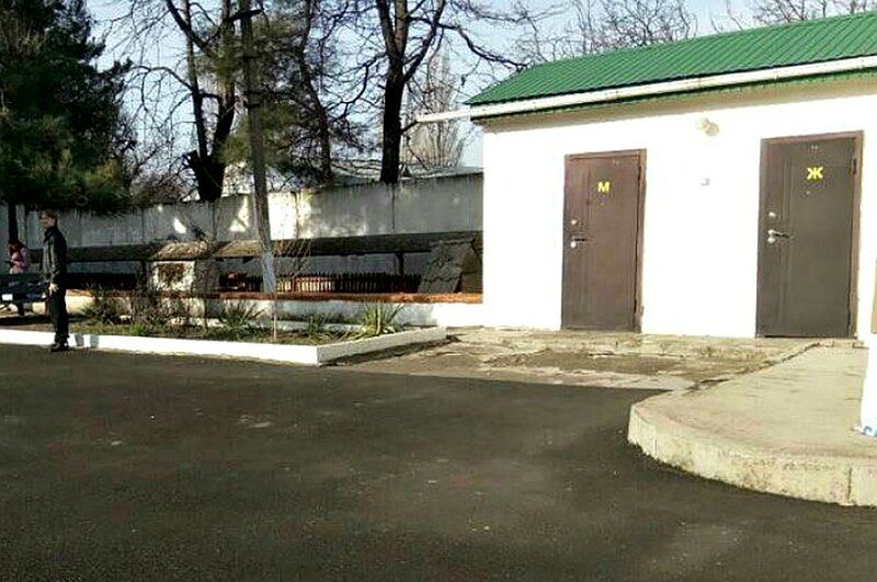 Питание это конечно хорошо, а например в школе Новороссийска дети ходят в туалет…на улицу, это как вам Д. Медведев??