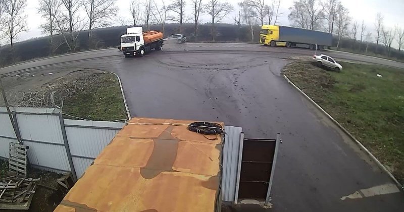 Водитель бензовоза протаранил два автомобиля под Воронежем