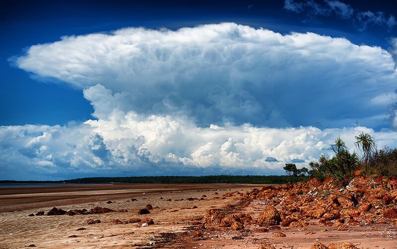 2. Грозовое облако не перестает каждый день появляться над островом в Австралии