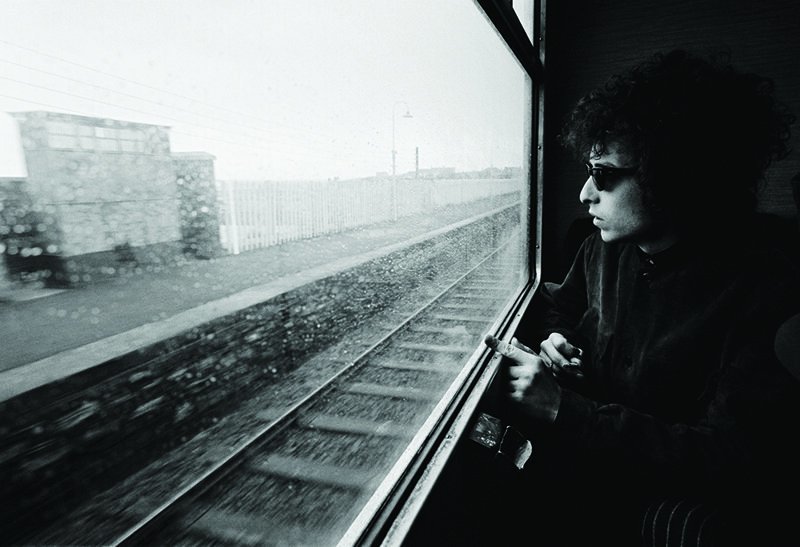 34. Боб Дилан в поезде, следующем из Дублина в Белфаст, 1966