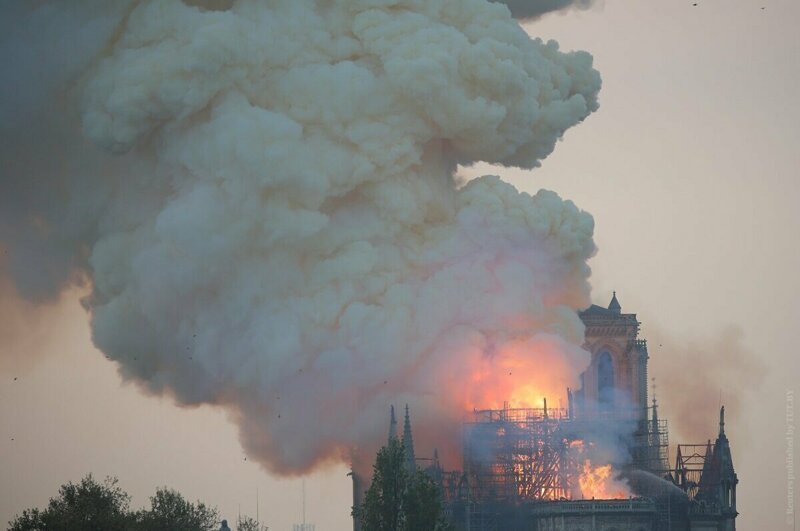 Пожар начался 15 апреля и бушевал всю ночь. Лишь к утру пожарным удалось справиться с огнём