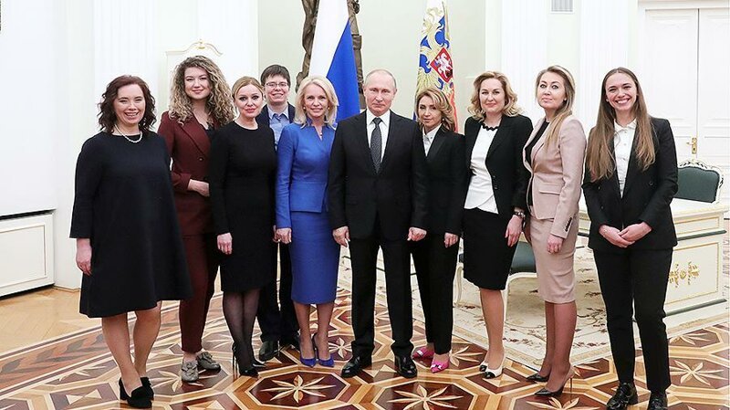 Путин и "девочки": президент рассмешил выпускниц "школы губернаторов"