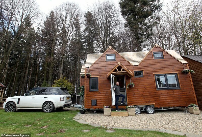 Парень построил себе эко-дом на колесах, и теперь продает такие по всему миру