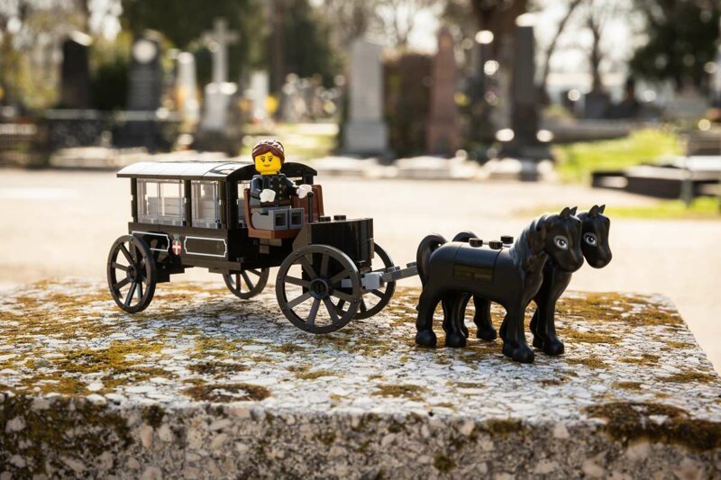 Крематорий, гроб, скелет: в продаже появился набор Lego, посвященный похоронам
