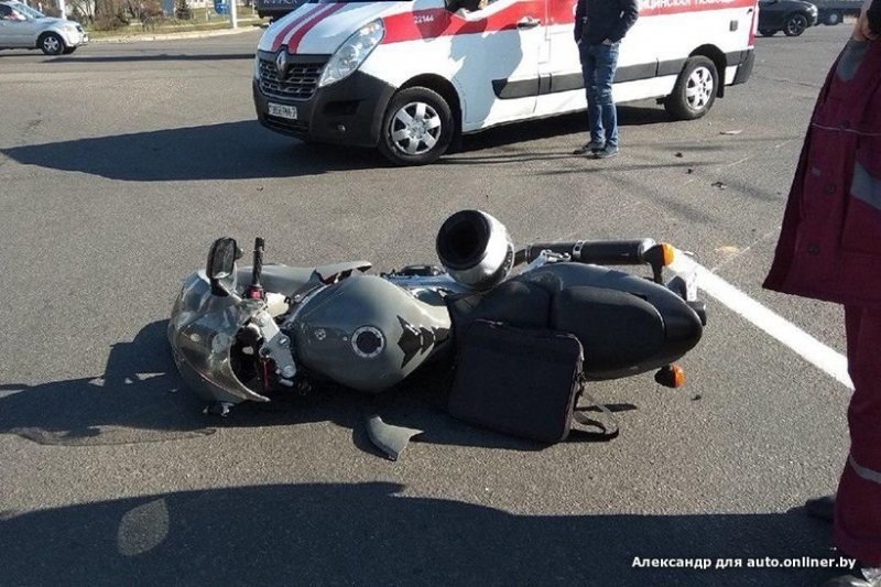 В Минске мотоциклист столкнулся с девушкой на Ситроене
