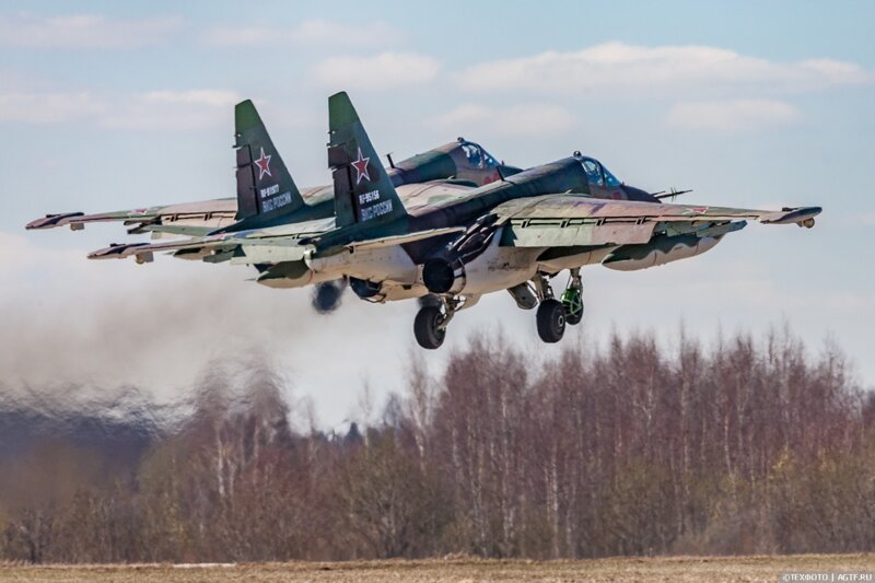 Взлет пары Су-25 Грач.