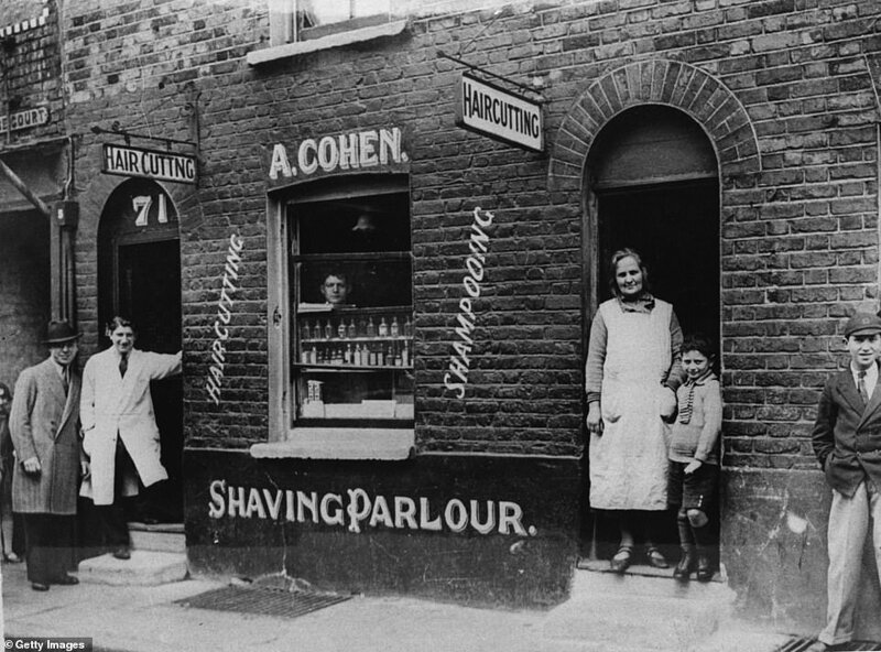Парикмахерская Абрахана Коэна в Уайтчепеле, 1923 г., предлагающая стрижку, мытье и бритье