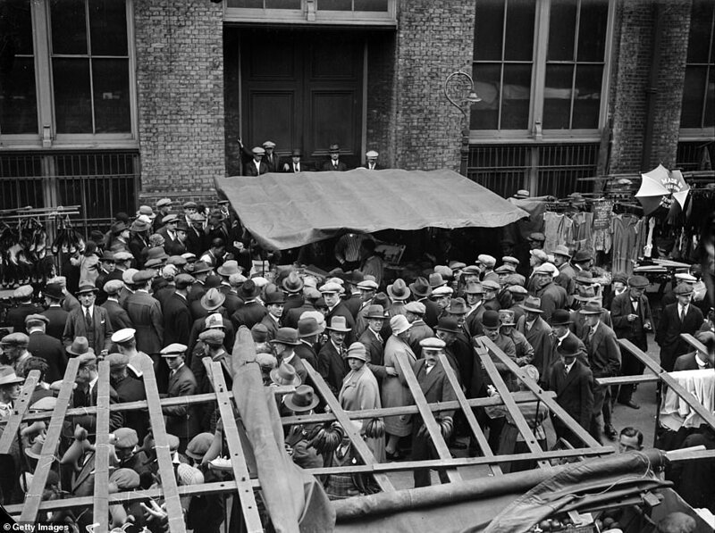 Воскресные толпы на рынке Уайтчепел в августе 1927 года