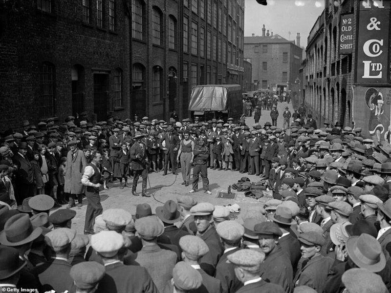 Воскресное выступление уличных артистов в Уайтчепеле, сентябрь 1927 г.