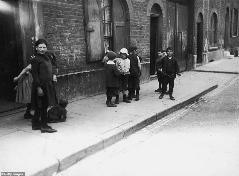 Дети играют на улице, 1911 г.