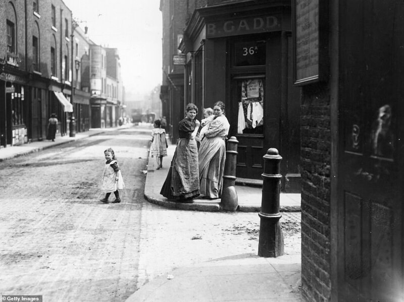 Жительницы Уайтчепела, 1911 г. В то время еще не все дороги были вымощены