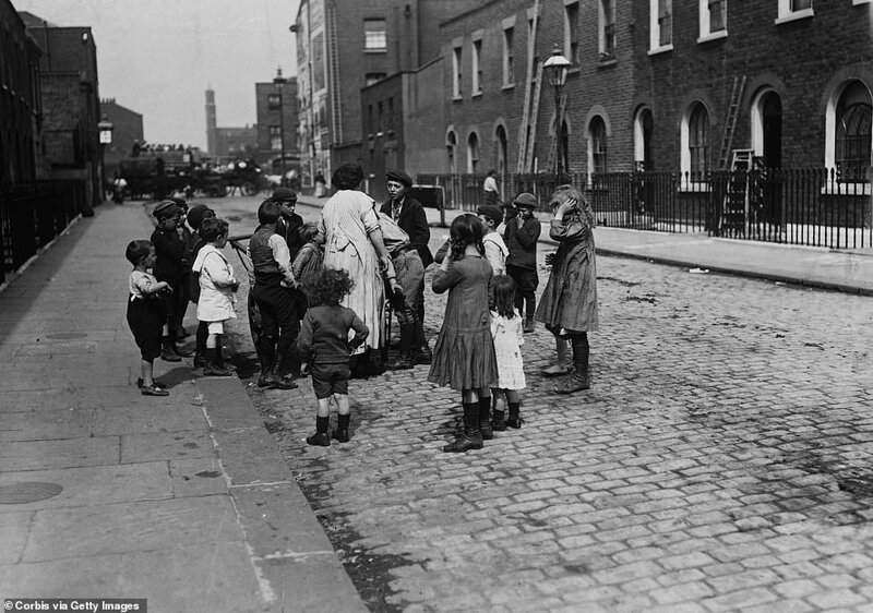 Дети играют на улице, август 1911 г.