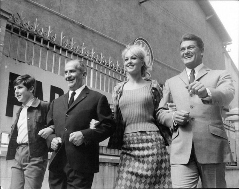 Жан Маре, Луи де Фюнес с сыном и Милен Демонжо на съёмках Фантомаса
