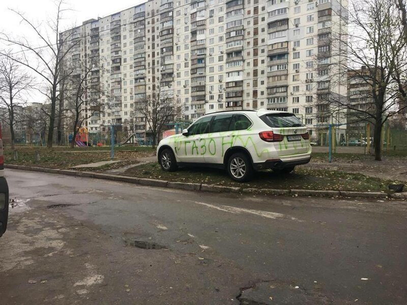 В Красноярске припаркованному на тротуаре автомобилю «прострелили» окна