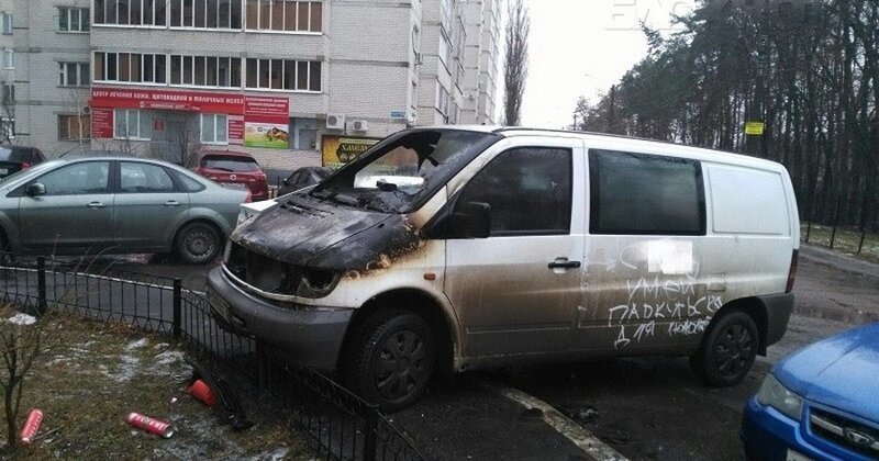 В Красноярске припаркованному на тротуаре автомобилю «прострелили» окна