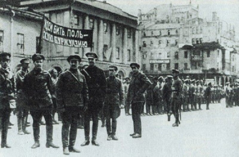 25 апреля 1920 года наступлением польских войск на Киев началась советско-польская война, завершившаяся осенью того же года установлением границы Польши восточнее города Вильно (ныне — Вильнюс, Литва)