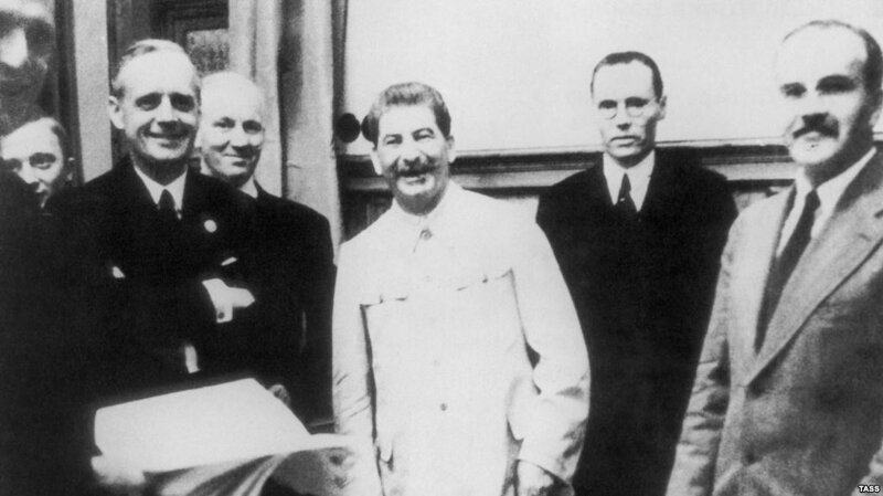 23 августа 1939 пакт Молотова — Риббентропа - подписание договора о ненападении между Германией и Советским Союзом