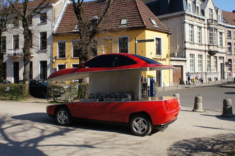 Красный Fiat Coupe, разрезанный пополам, превратили в киоск по продаже жареной картошки