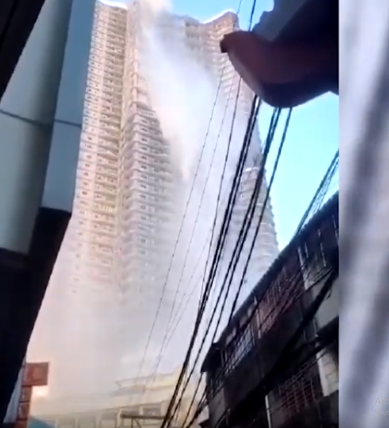 Зонтик не поможет: с бассейна на крыше небоскреба в Маниле пролились тонны воды