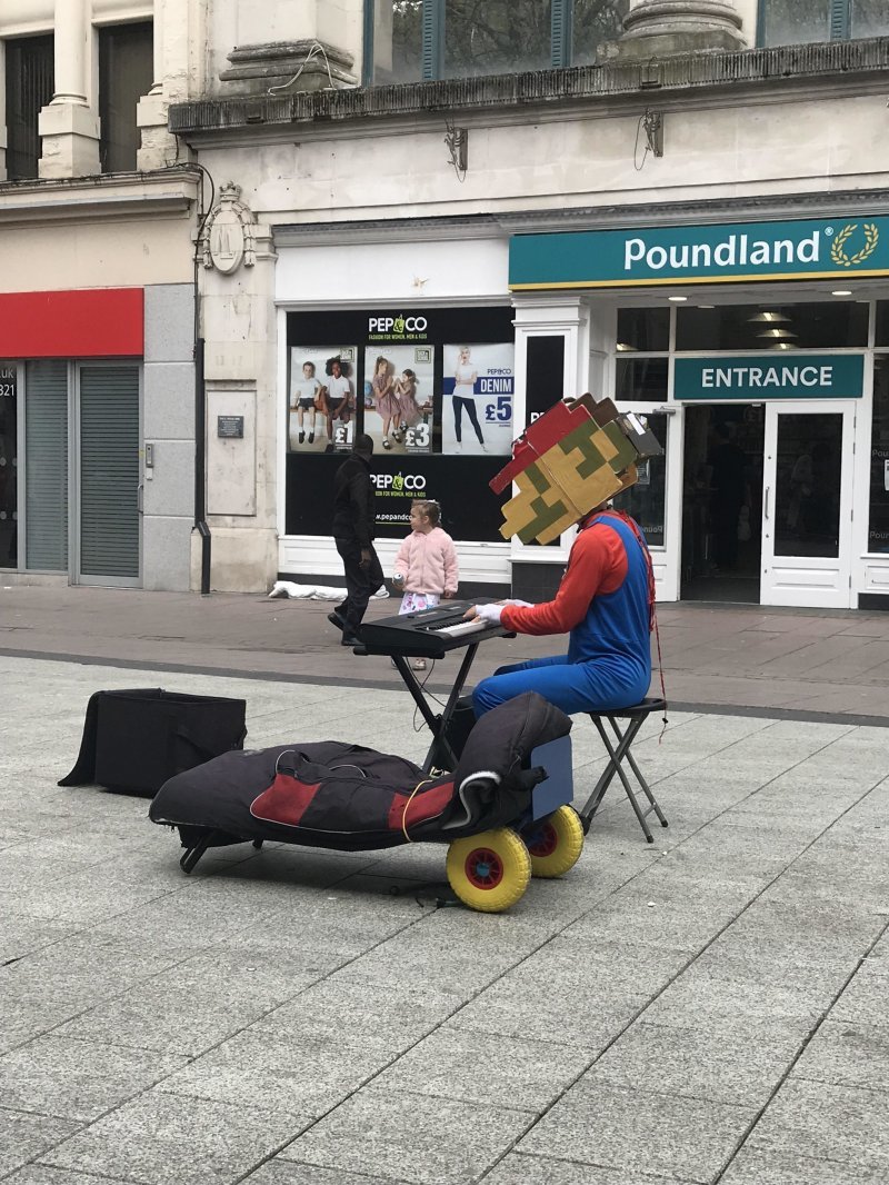 Марио стал уличным музыкантом