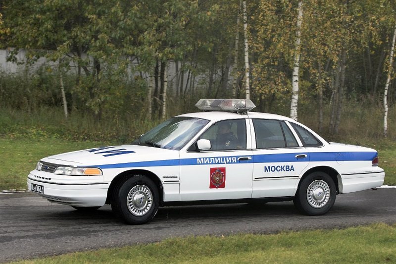 Такая цветографическая схема автомобилей полиции принята в России сейчас. Но бело-голубой не назовешь универсальным международным стандартом…