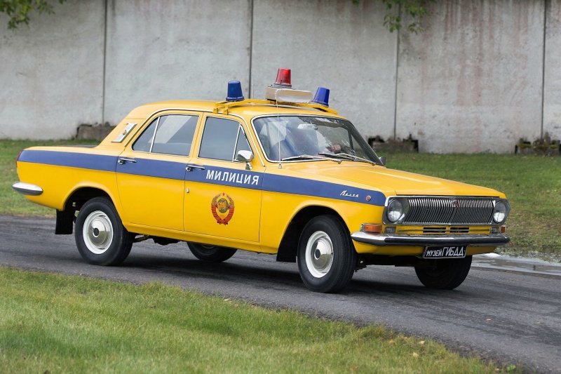 Почему машины милиции СССР красили в желтый?