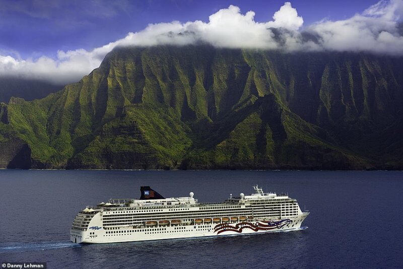 19. Потрясающий вид на побережье Напали острова Кауаи на Гавайях и судно компании Norwegian Cruise Line, "Pride of America" ("Гордость Америки")