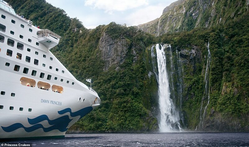 15. Лайнеры Princess Cruises выполняют ряд сложных маршрутов с посещением различных труднодоступных мест. Одно из них - Файордленд, живописный национальный парк в Новой Зеландии, где пассажиры наблюдают мощный водопад