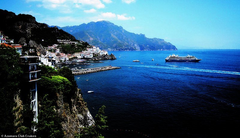 30. Компания Azamara Club Cruises предлагает различные круизы, и один из самых популярных - путешествие вдоль живописного побережья Амальфи на юге итальянского полуострова Сорренто