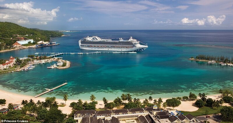 6. Лайнер Crown Princess, вмещающий 3080 гостей и 1200 членов экипажа, пришвартован в портовом городе Очо-Риос на северном побережье Ямайки