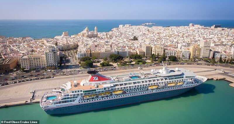 31. Судно Balmoral от компании Fred Olsen Cruise Lines в древнем портовом городе Кадис, что находится в Андалусии, на юго-западе Испании