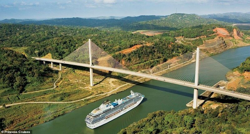 10. Круизное судно Princess Cruises плывет по Панамскому каналу под мостом Столетия, возведенном в 2004 году