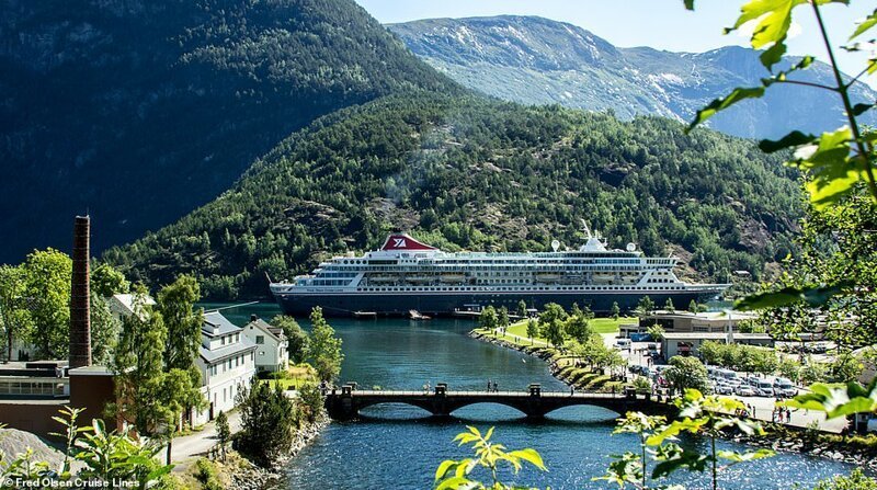 13. Судно от Fred Olsen Cruise Lines проплывает деревушку в Норвегии. Лайнер Balmoral - крупнейшее из круизных судов компании с вместимостью 1325 пассажиров и 510 членов экипажа