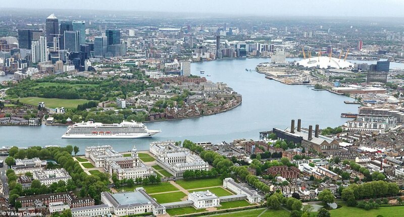 11. Судно Viking Star, вмещающее 930 пассажиров, идет по реке Темза в городских пейзажах Лондона