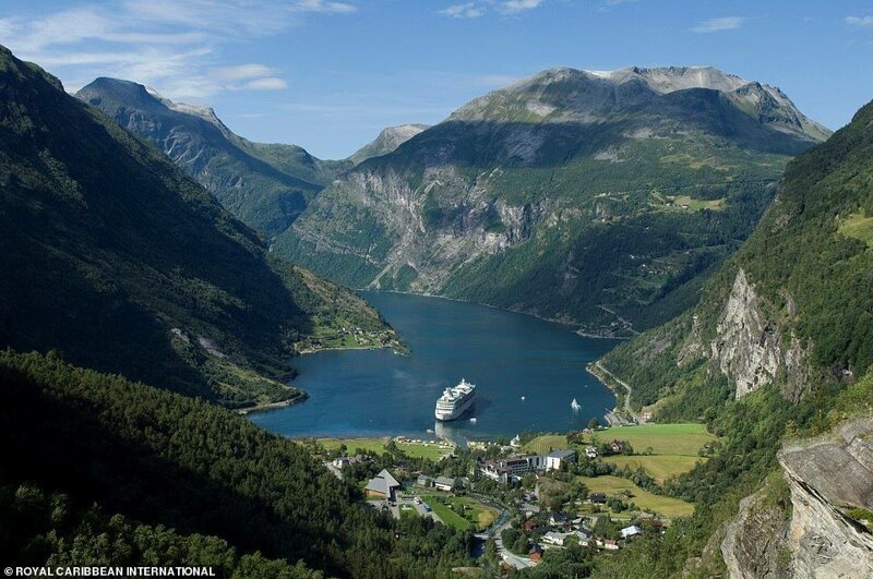 1. Круиз компании Royal Caribbean "Vision of the Seas" идет по фьорду до деревни Гейрангер в Западной Норвегии. Десятипалубный лайнер, способный вместить 2416 гостей - совсем крошечный по сравнению с возвышающимися вокруг горами