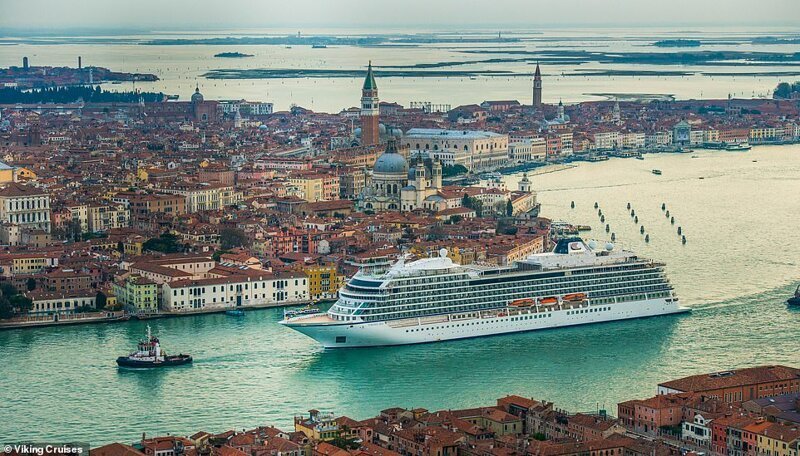 5. Огромный лайнер Viking Sea проплывает через Венецию